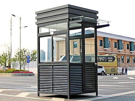 在清理移动厕所时，我们有哪些需要注意的地方呢？